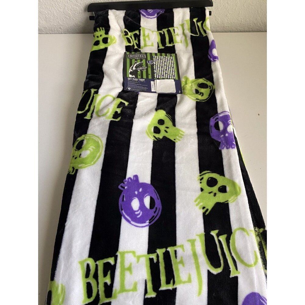 Beetlejuice‎ Skulls Stripes Halloween Cloud Throw Plush Blanket 50”x70” NEW - Picture 2 of 11